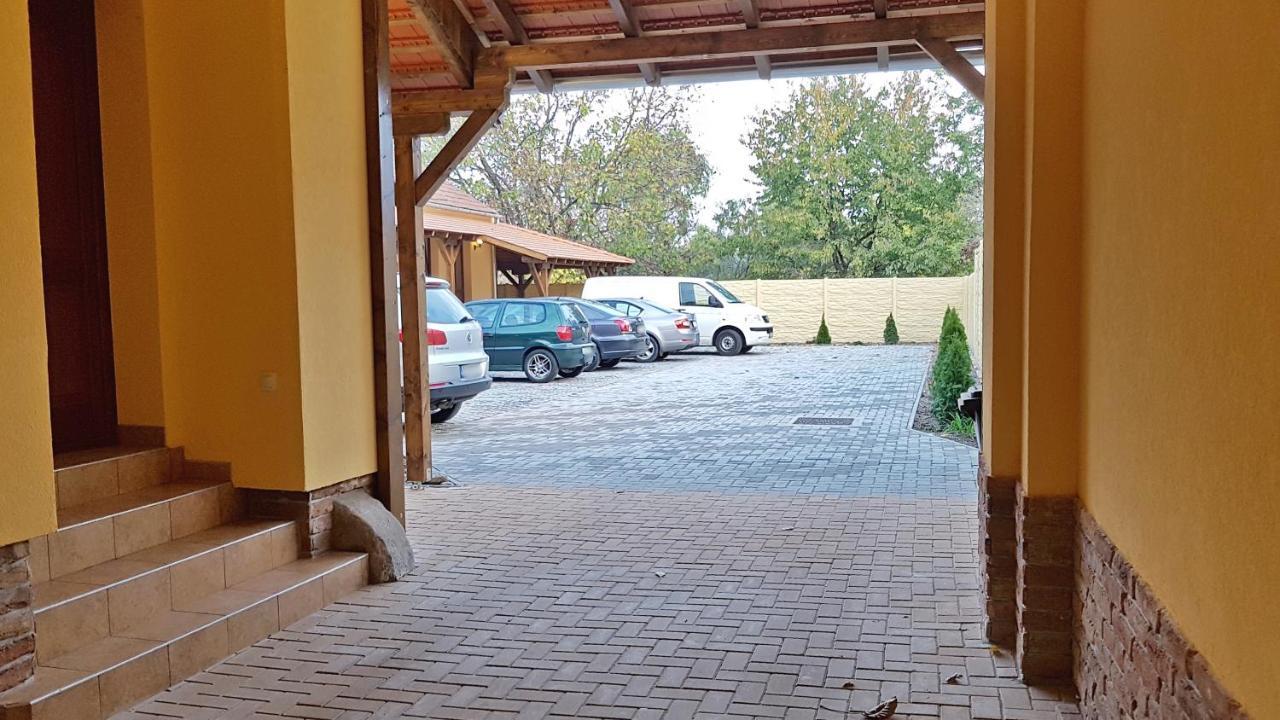 Toscana Apartman Gyula Esterno foto