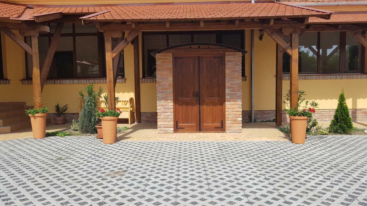 Toscana Apartman Gyula Esterno foto