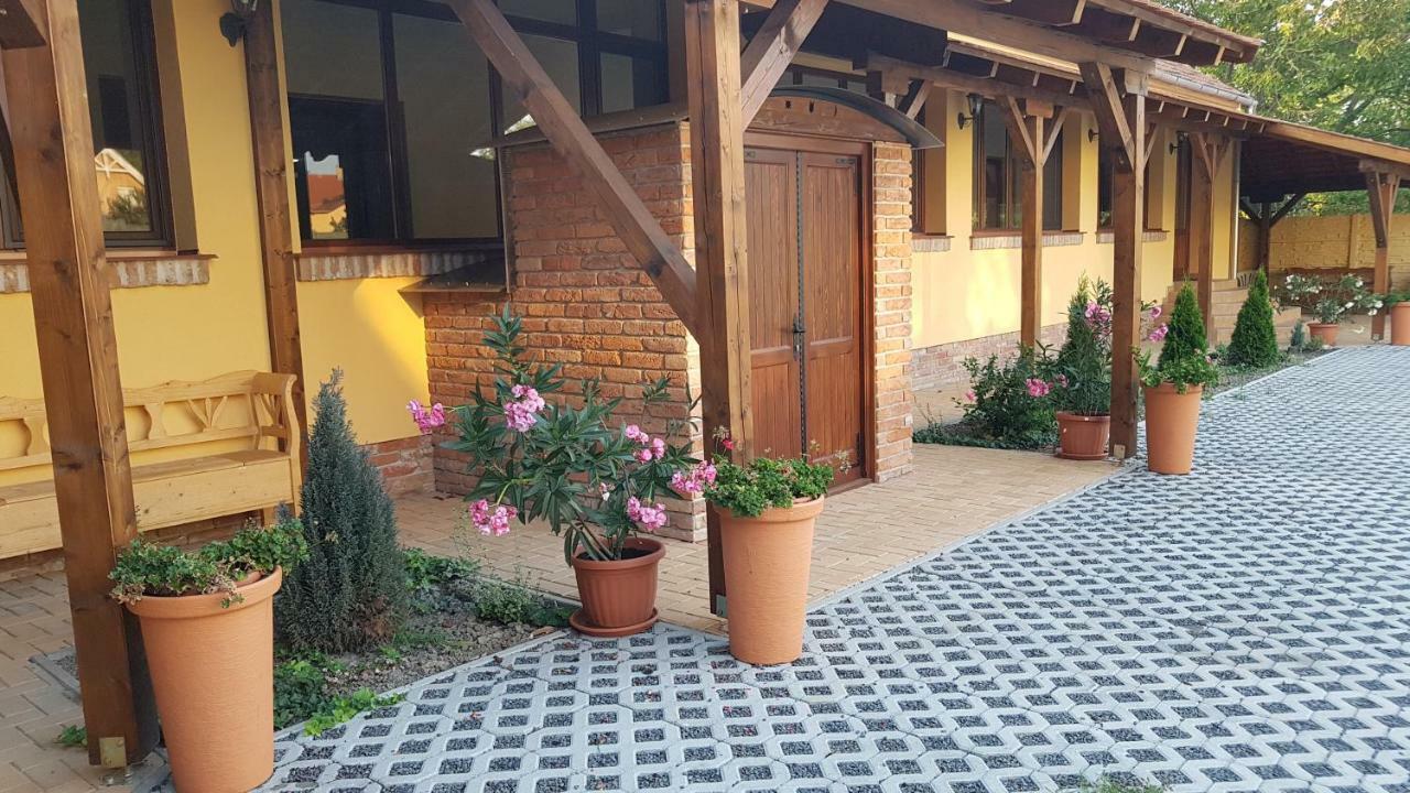 Toscana Apartman Gyula Esterno foto