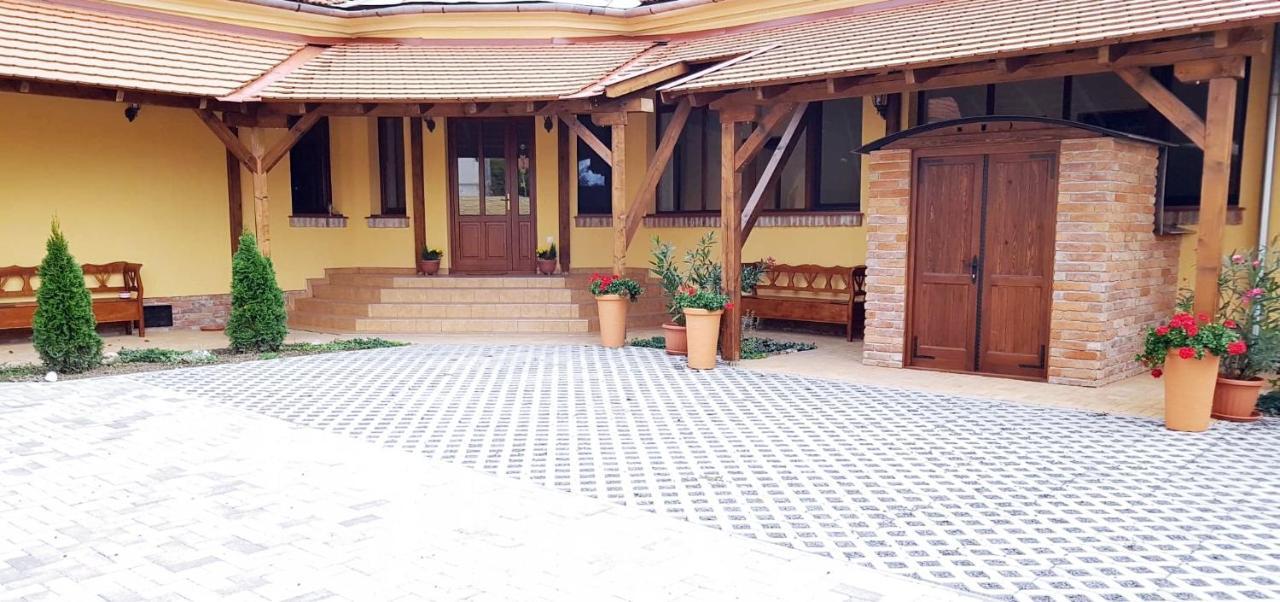 Toscana Apartman Gyula Esterno foto