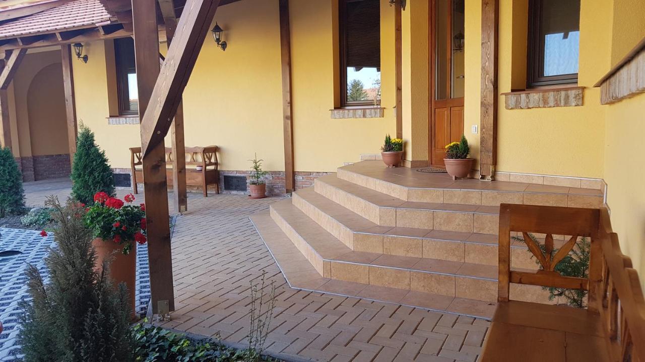 Toscana Apartman Gyula Esterno foto