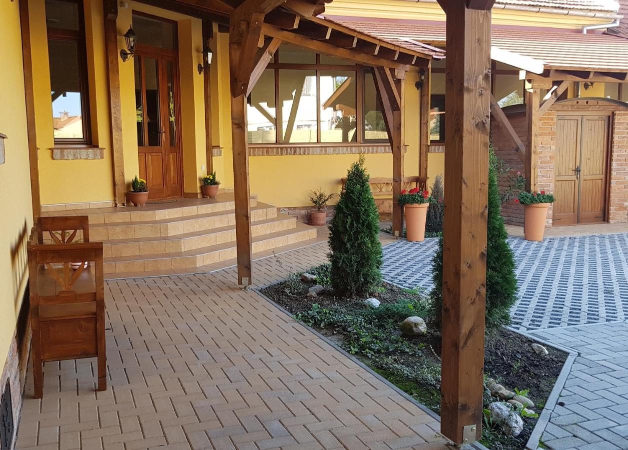 Toscana Apartman Gyula Esterno foto